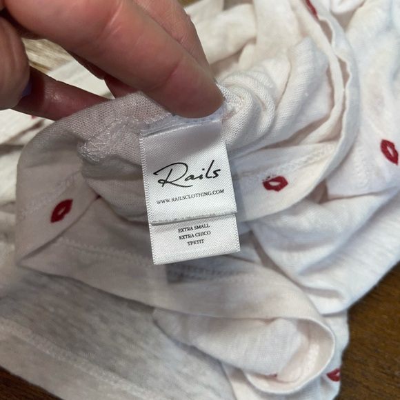 💋 Rails Cara Kisses Tee (S) - Picture 6 of 7